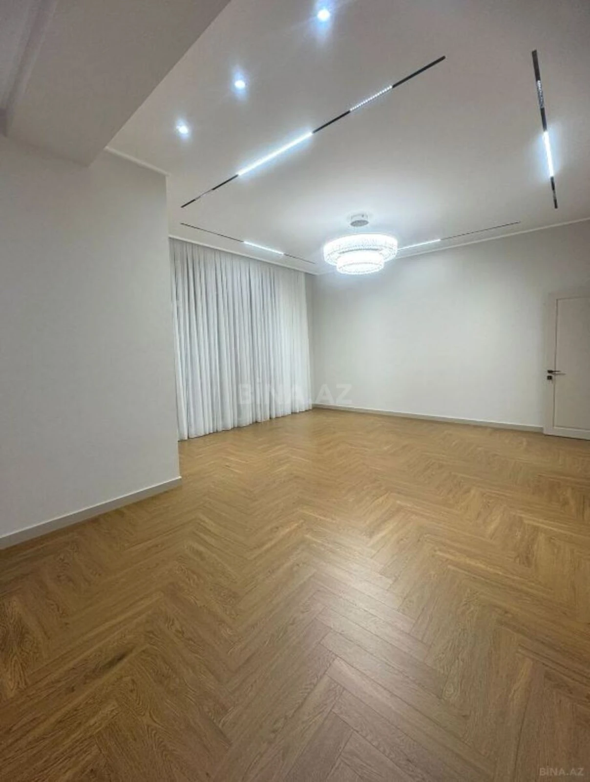 Satılır 4 otaqlı mənzil 216 m²