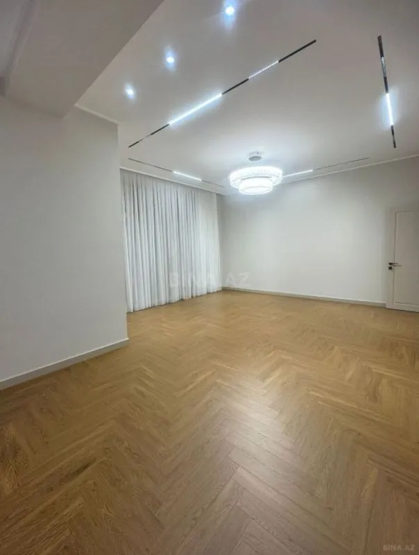 Satılır 4 otaqlı mənzil 216 m²