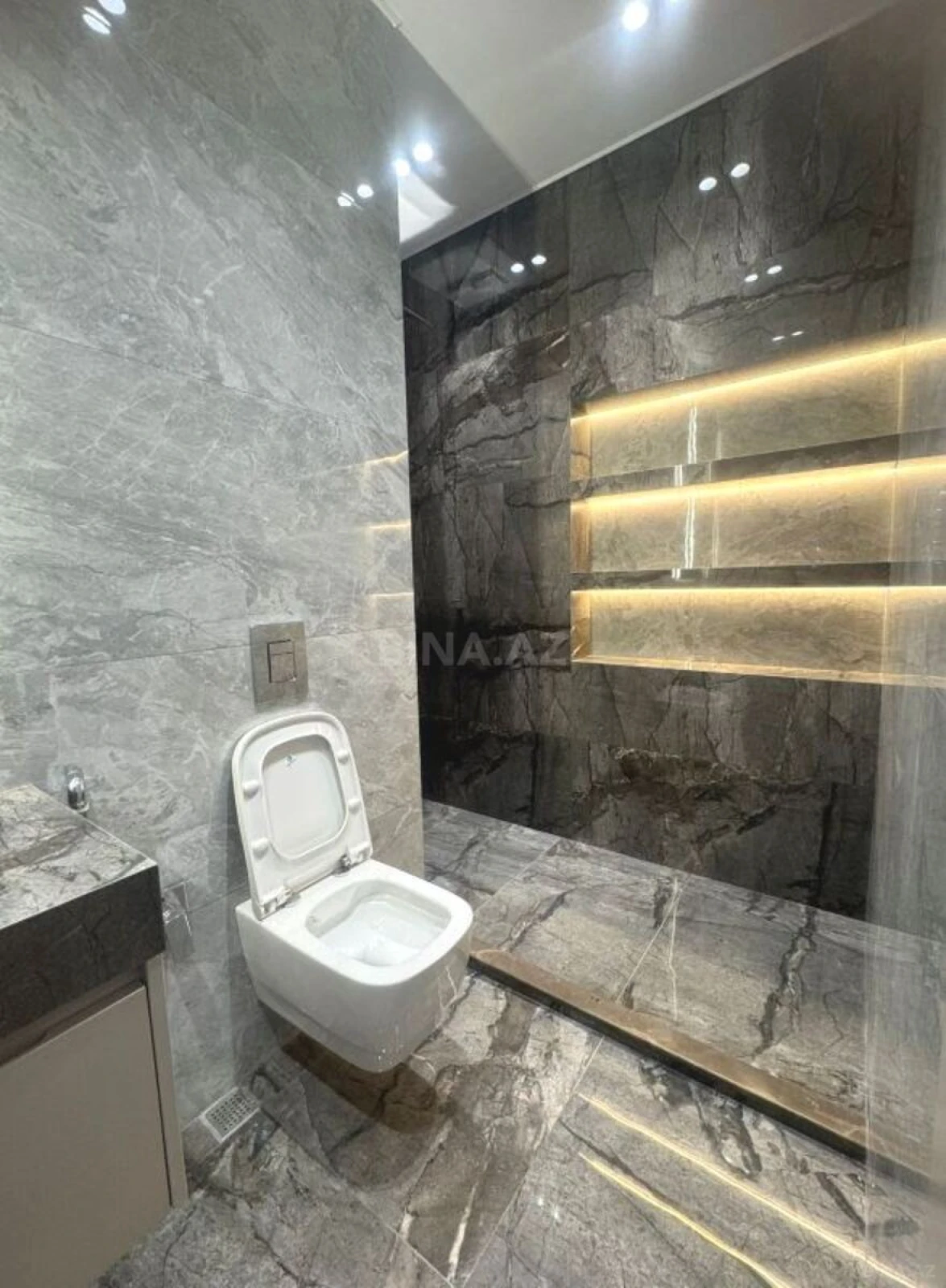 Satılır 4 otaqlı mənzil 216 m²