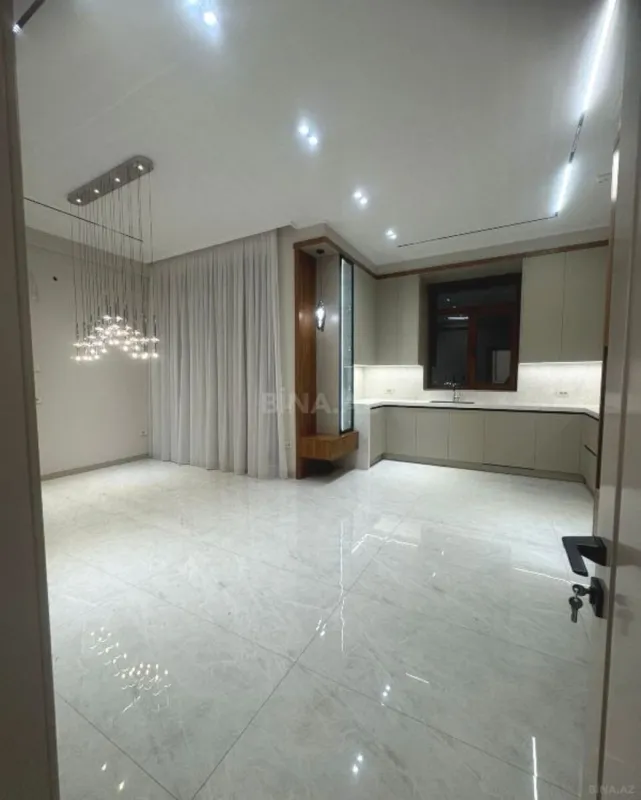 Satılır 4 otaqlı mənzil 216 m²