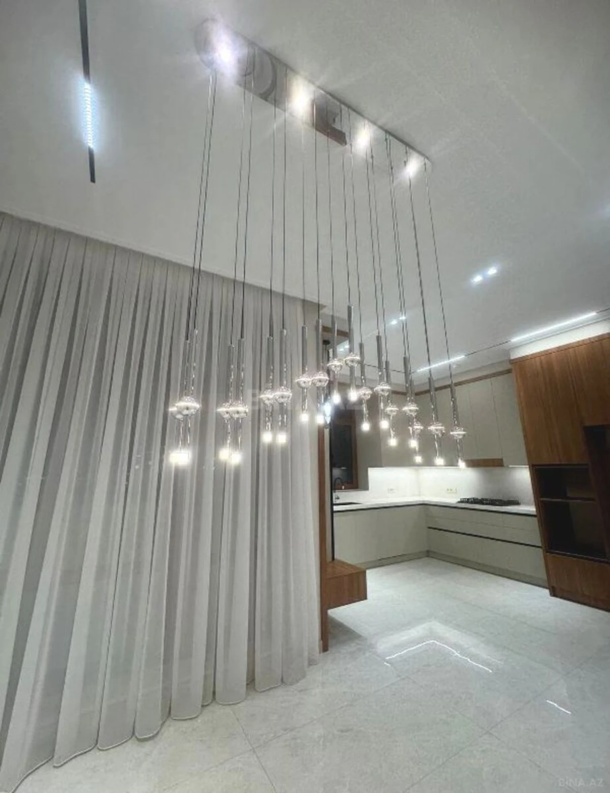 Satılır 4 otaqlı mənzil 216 m²