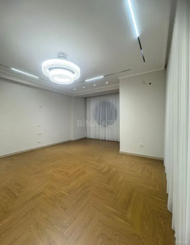 Satılır 4 otaqlı mənzil 216 m²