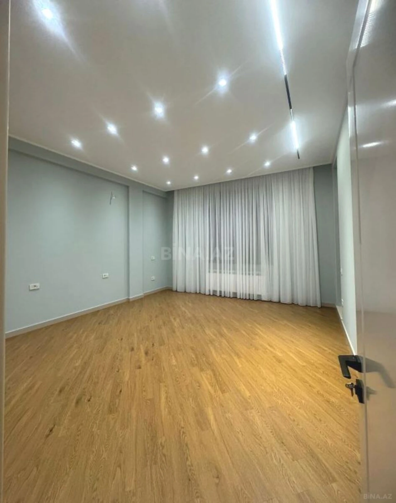 Satılır 4 otaqlı mənzil 216 m²