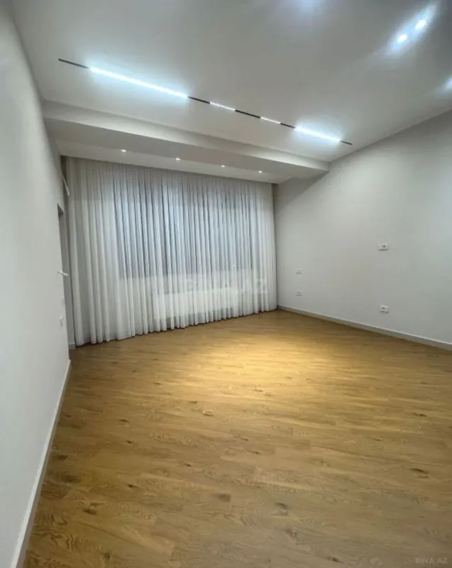 Satılır 4 otaqlı mənzil 216 m²