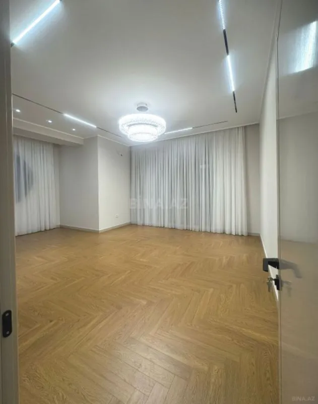 Satılır 4 otaqlı mənzil 216 m²
