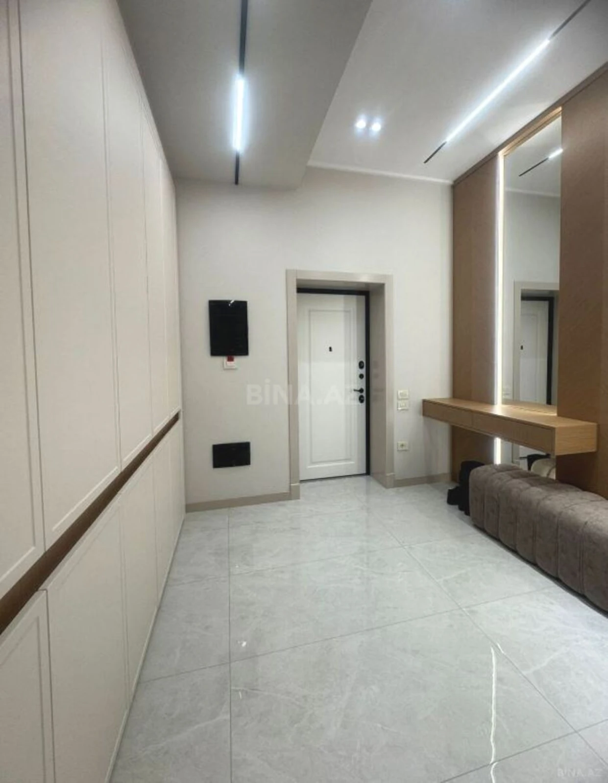 Satılır 4 otaqlı mənzil 216 m²
