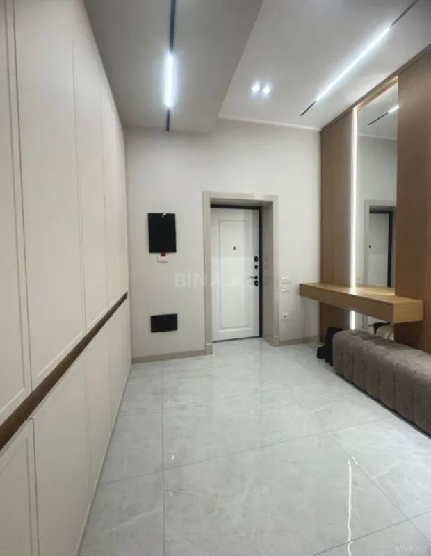 Satılır 4 otaqlı mənzil 216 m²