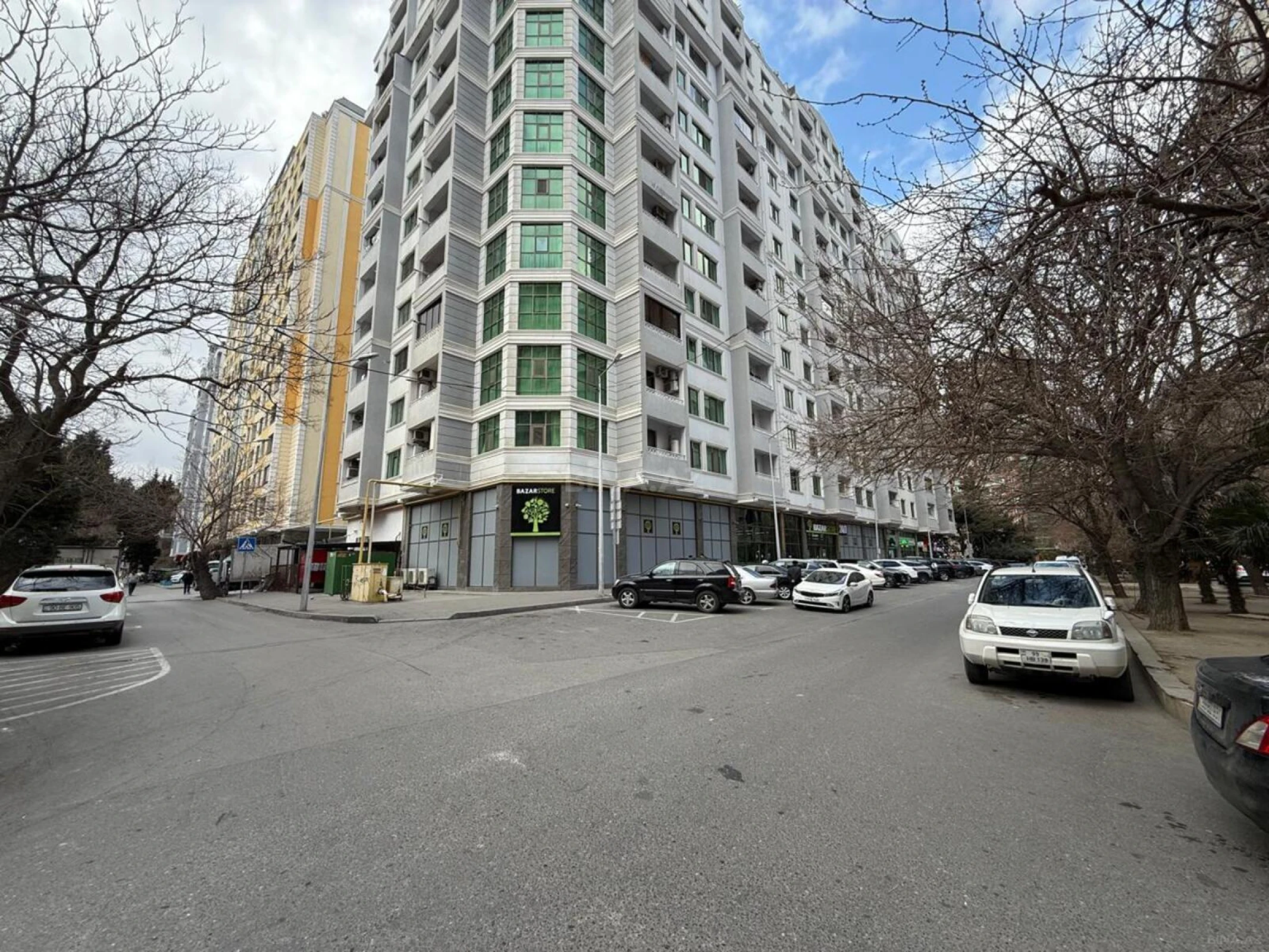 Satılır 4 otaqlı mənzil 178 m²