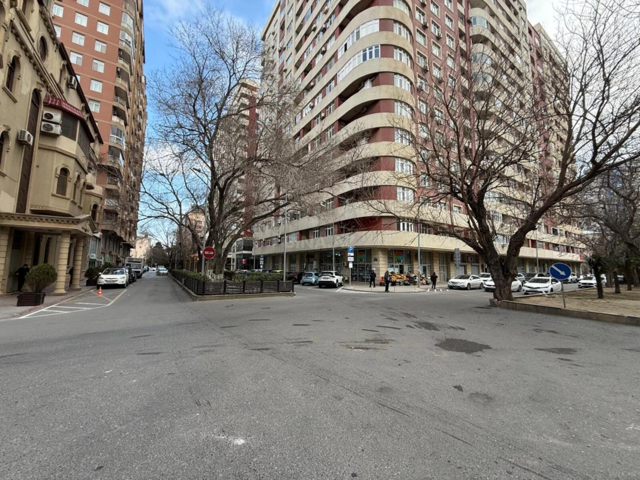Satılır 4 otaqlı mənzil 178 m²