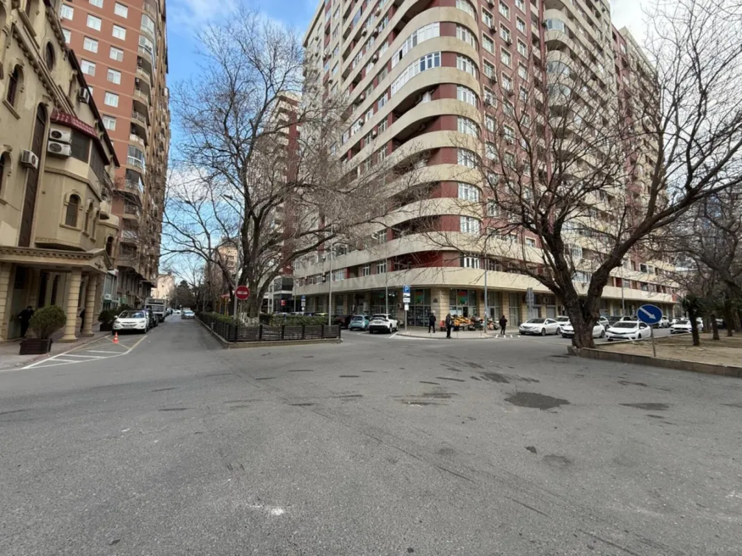 Satılır 4 otaqlı mənzil 178 m²