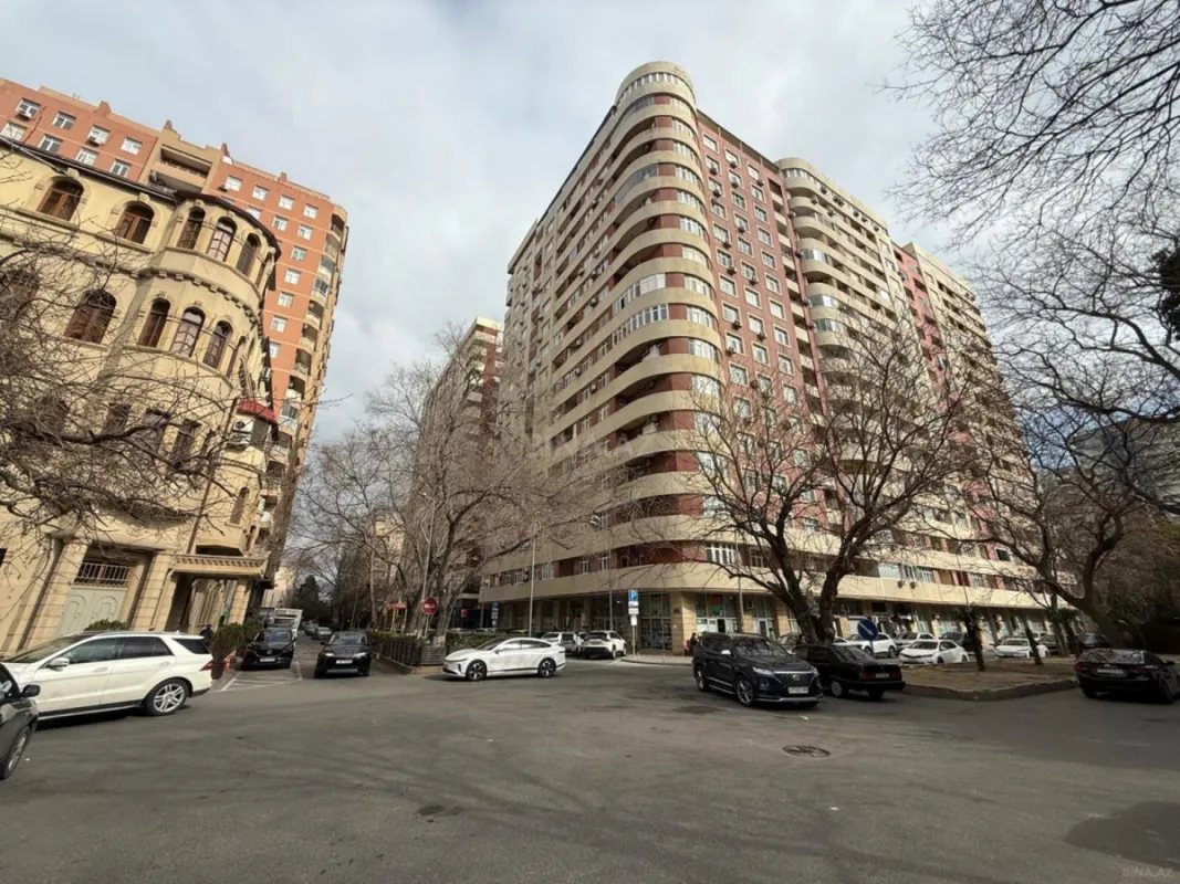 Satılır 4 otaqlı mənzil 178 m²