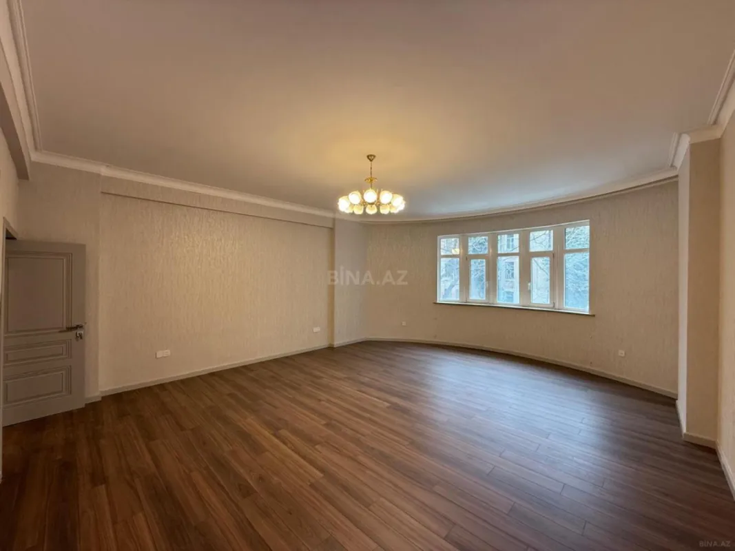 Satılır 4 otaqlı mənzil 178 m²