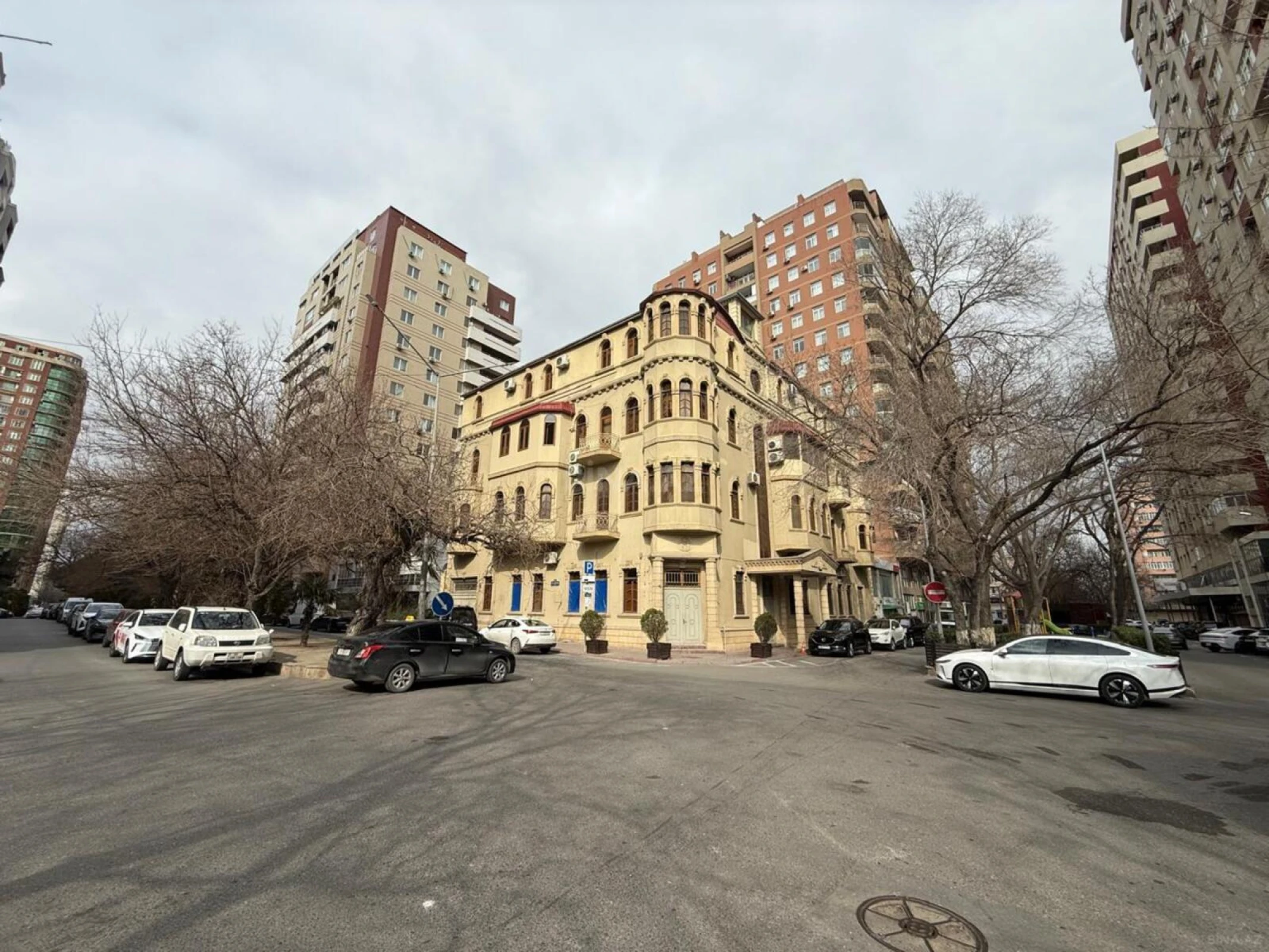 Satılır 4 otaqlı mənzil 178 m²