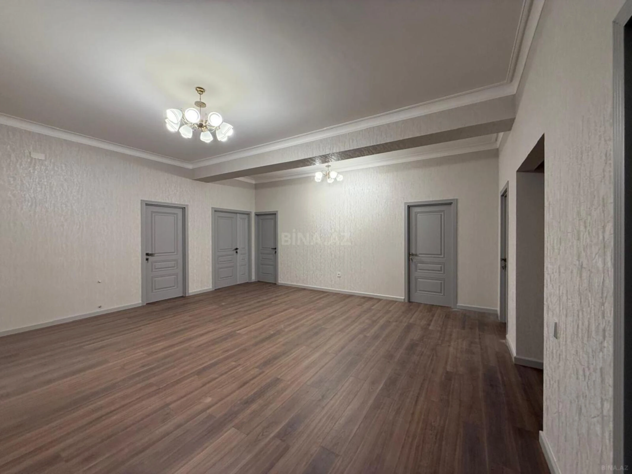 Satılır 4 otaqlı mənzil 178 m²