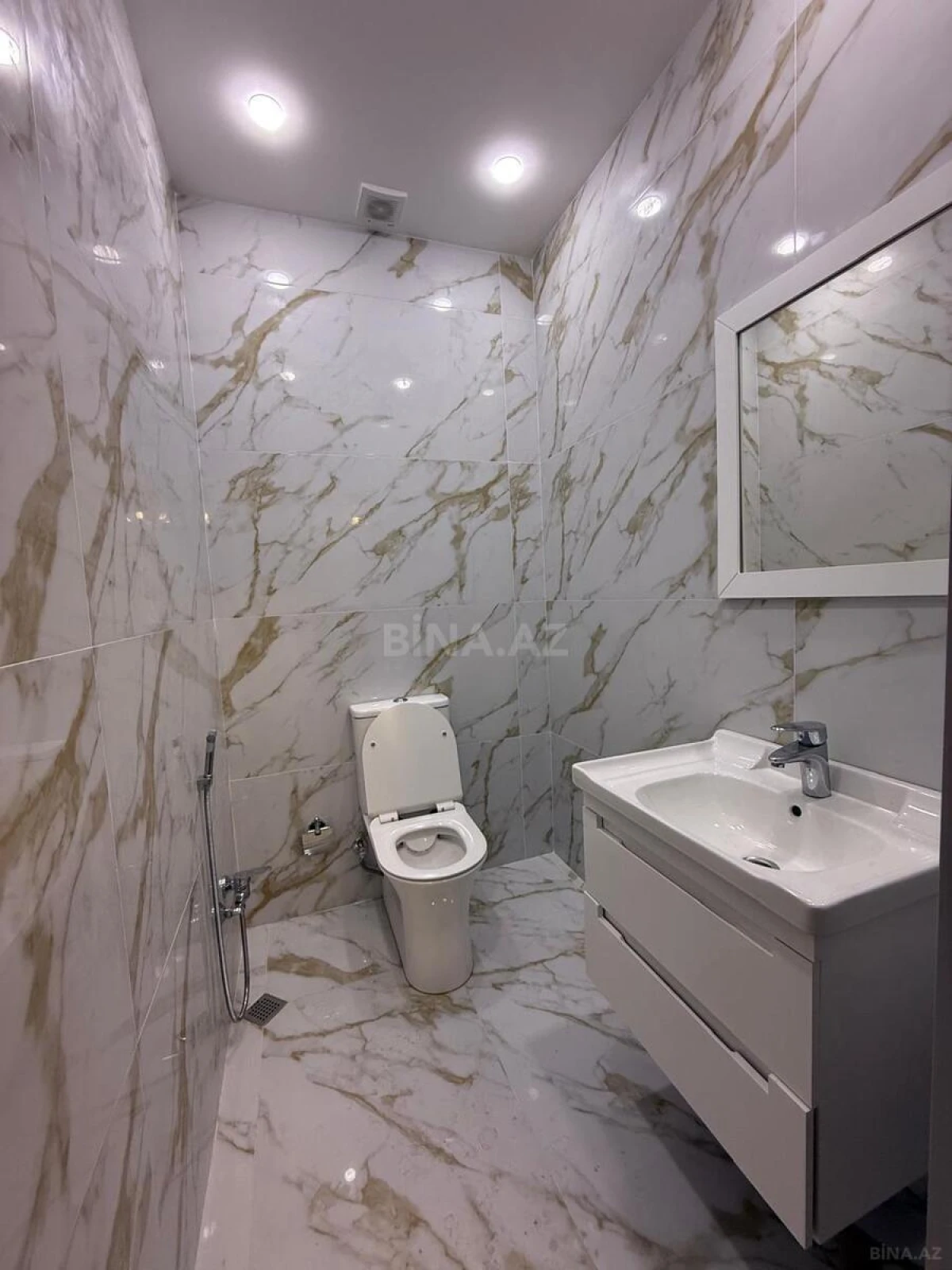 Satılır 4 otaqlı mənzil 178 m²