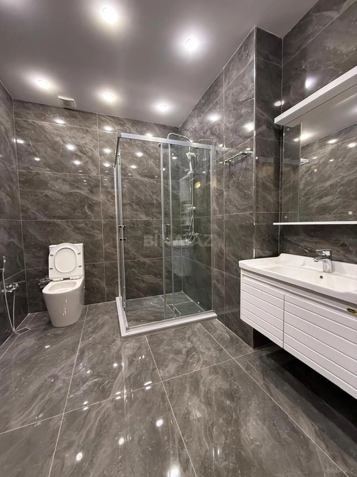 Satılır 4 otaqlı mənzil 178 m²