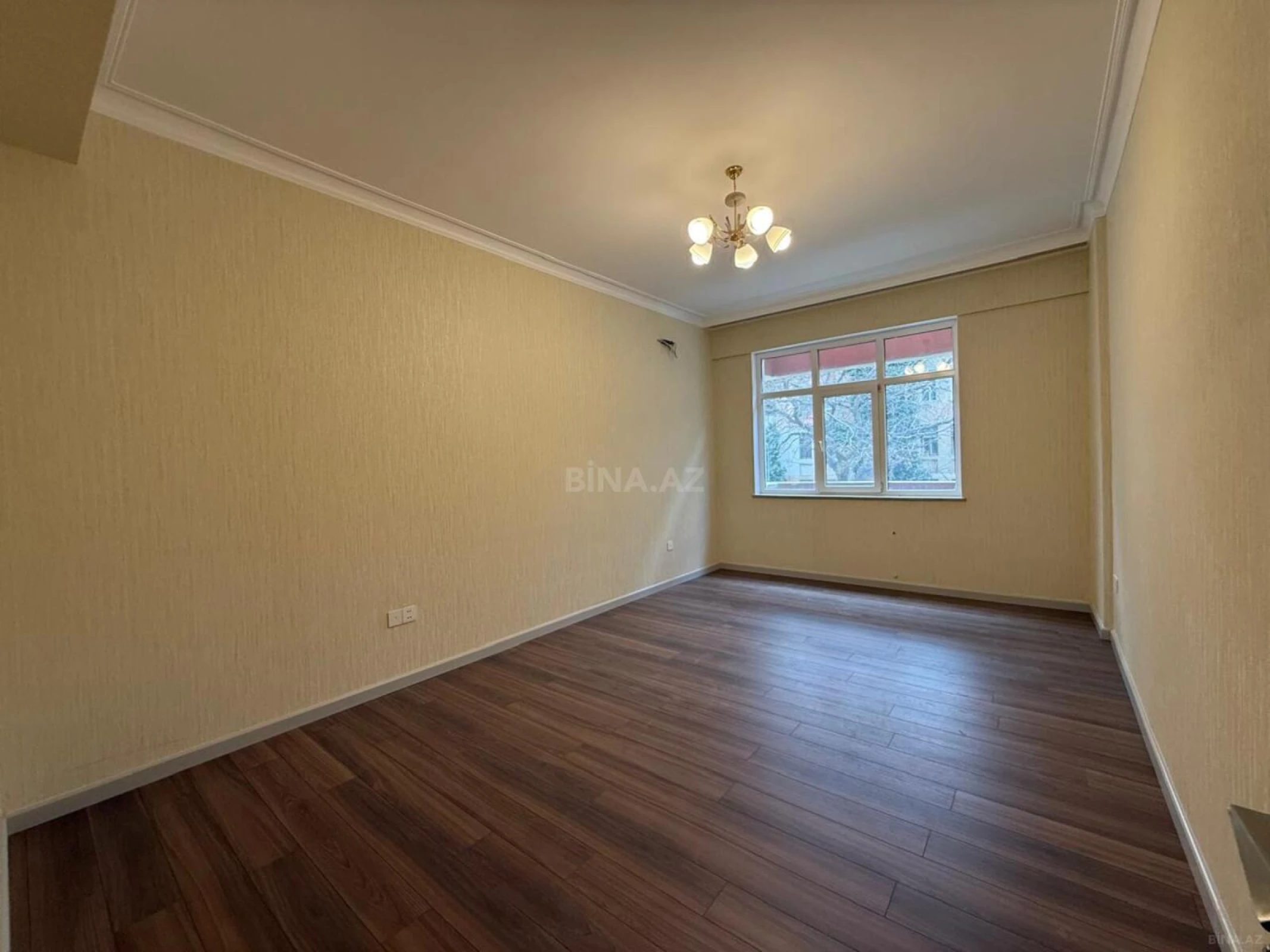 Satılır 4 otaqlı mənzil 178 m²
