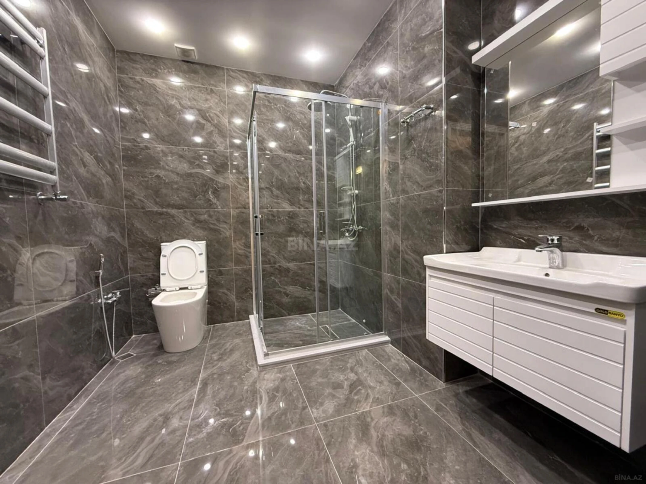 Satılır 4 otaqlı mənzil 178 m²