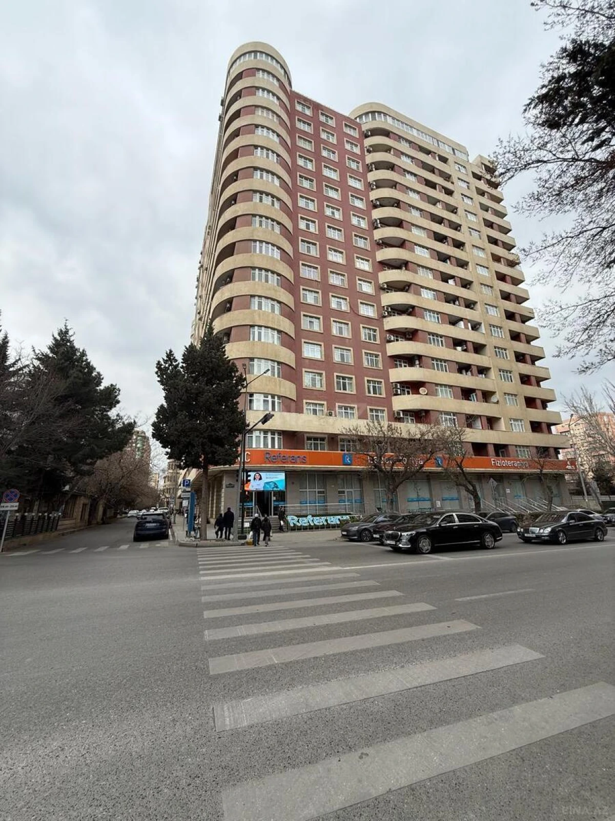 Satılır 4 otaqlı mənzil 178 m²
