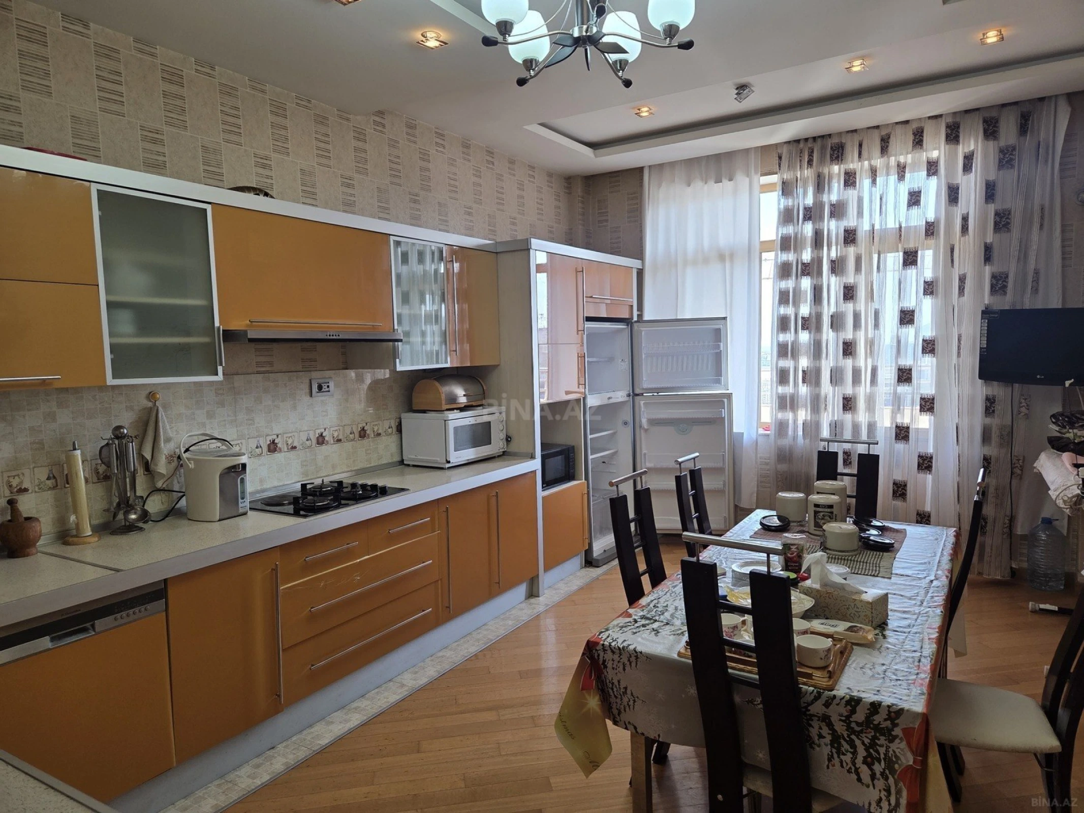 Kirayə verilir 4 otaqlı mənzil 200 m²