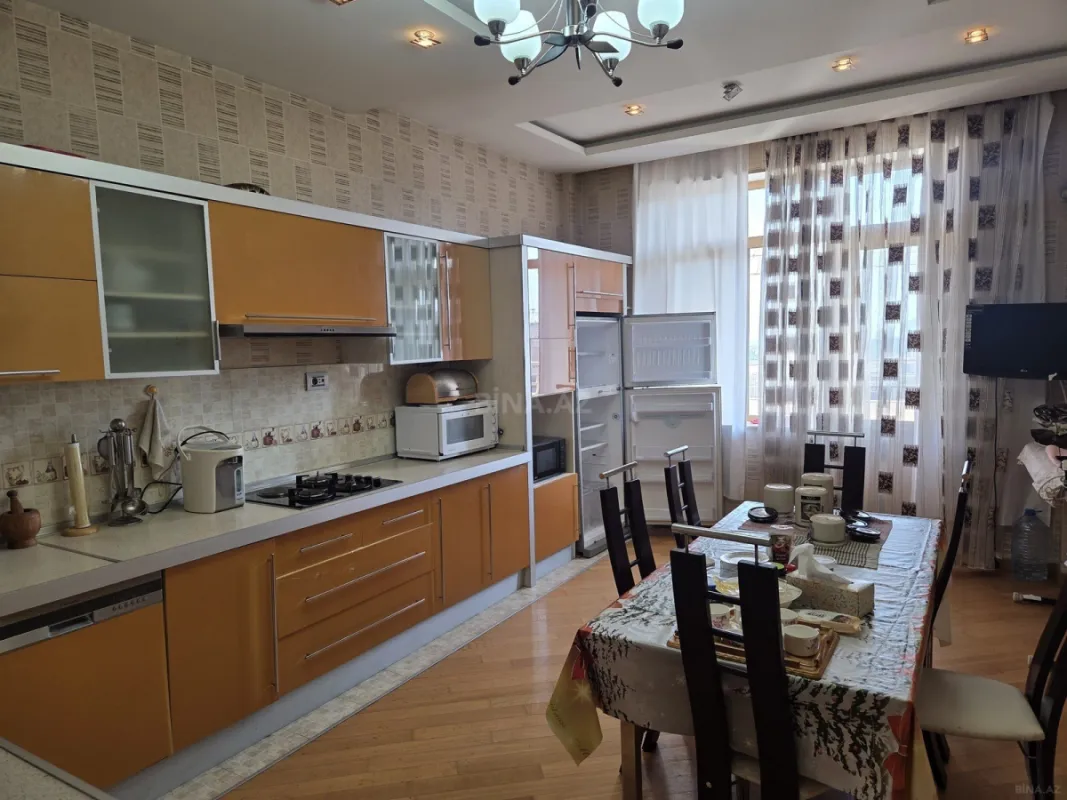 Kirayə verilir 4 otaqlı mənzil 200 m²