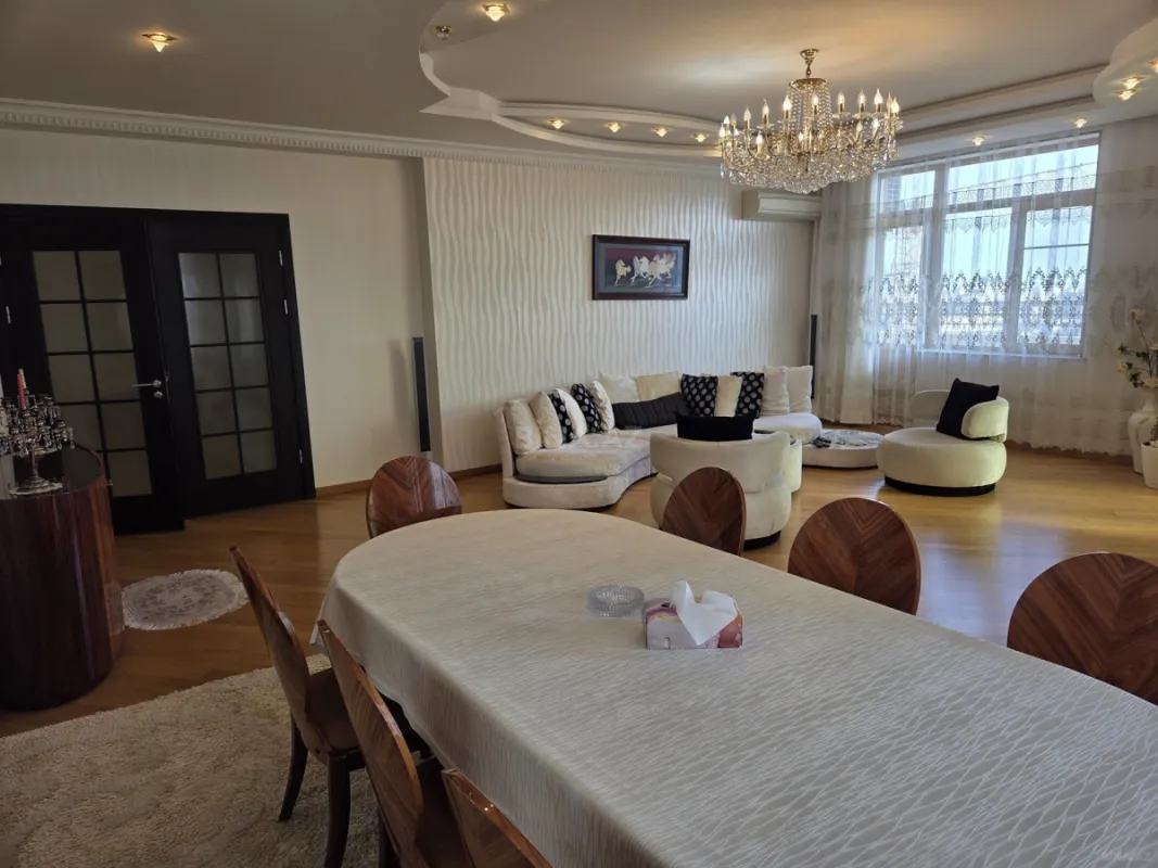 Kirayə verilir 4 otaqlı mənzil 200 m²