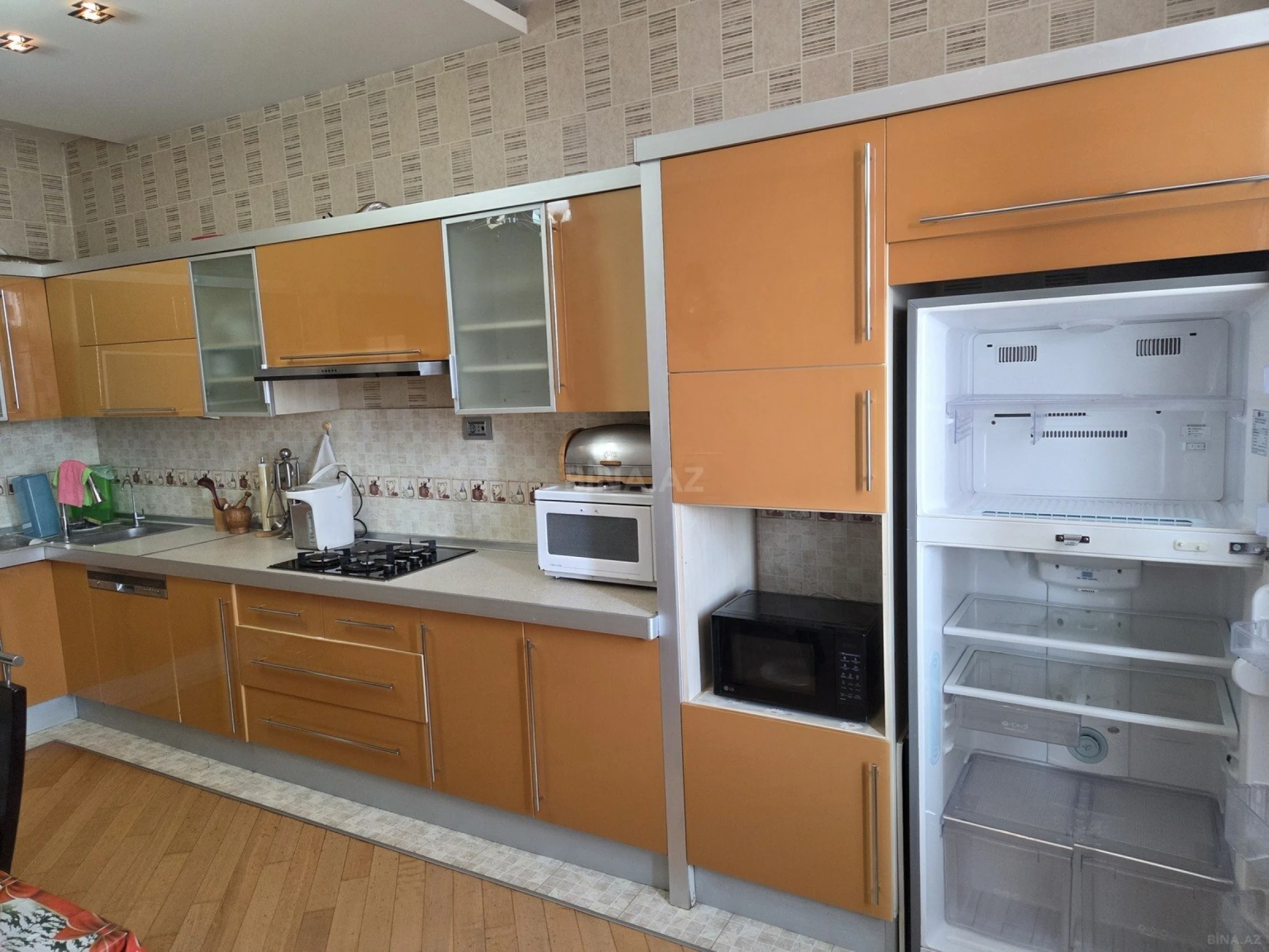 Kirayə verilir 4 otaqlı mənzil 200 m²