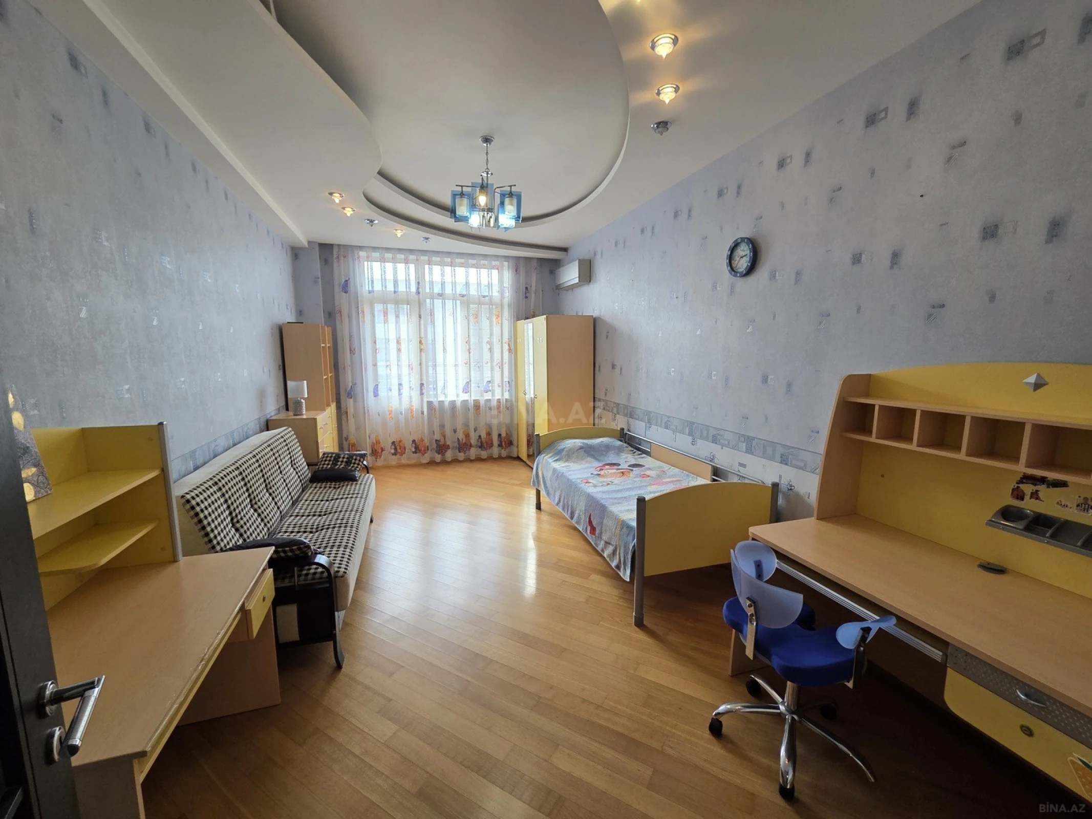 Kirayə verilir 4 otaqlı mənzil 200 m²