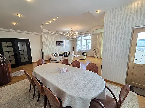 Kirayə verilir 4 otaqlı mənzil 200 m²