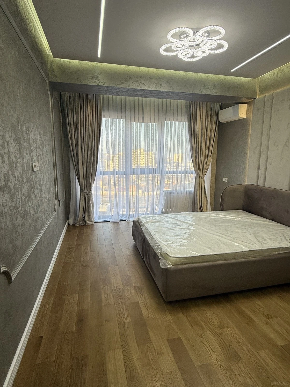 Satılır 3 otaqlı mənzil 125 m²