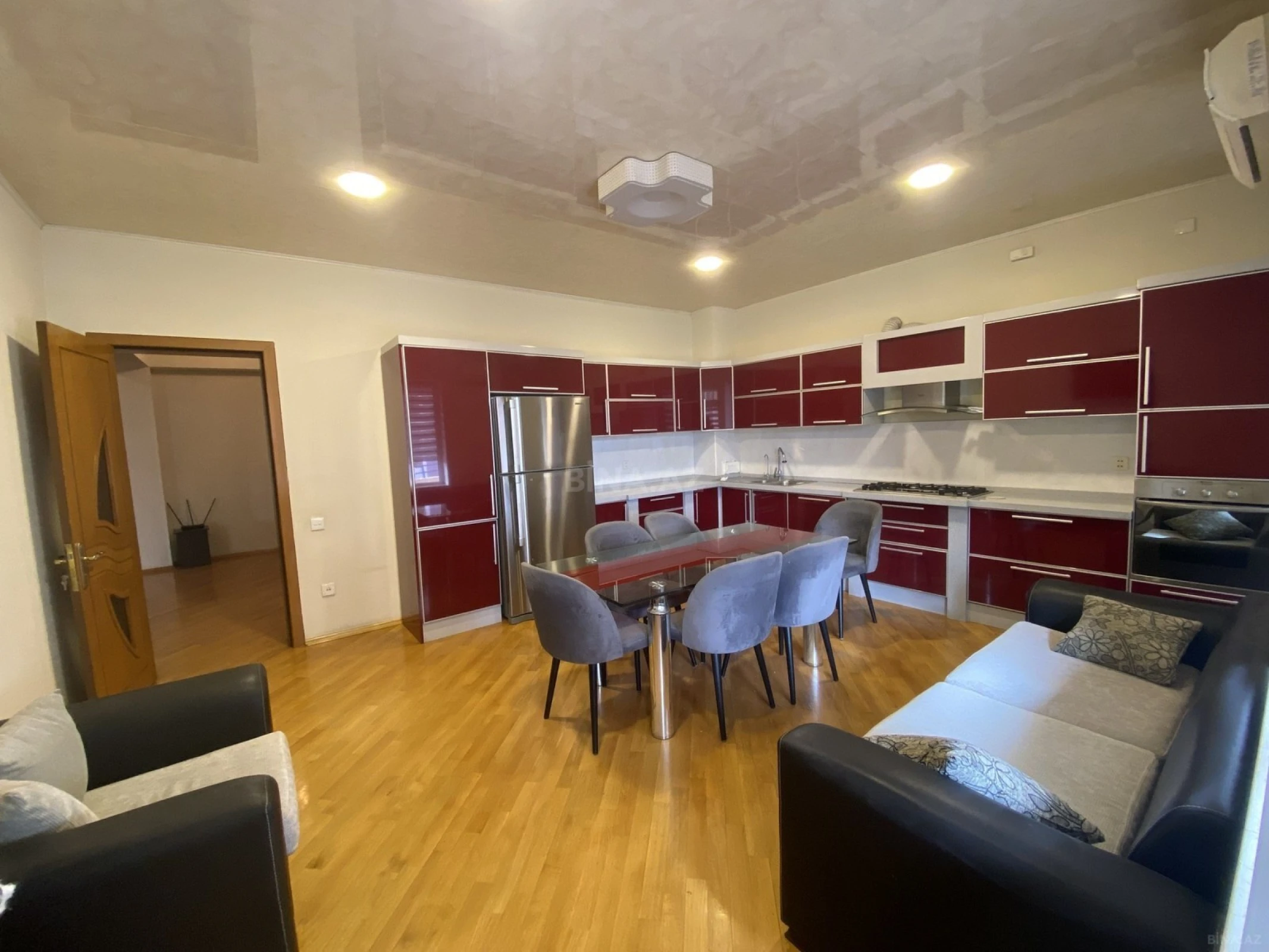 Satılır 4 otaqlı mənzil 190 m²