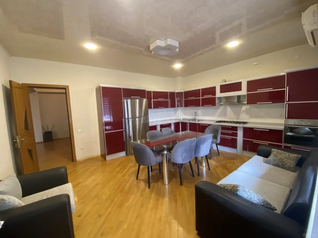 Satılır 4 otaqlı mənzil 190 m²