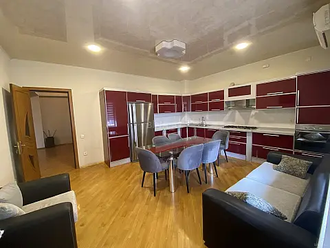 Satılır 4 otaqlı mənzil 190 m²