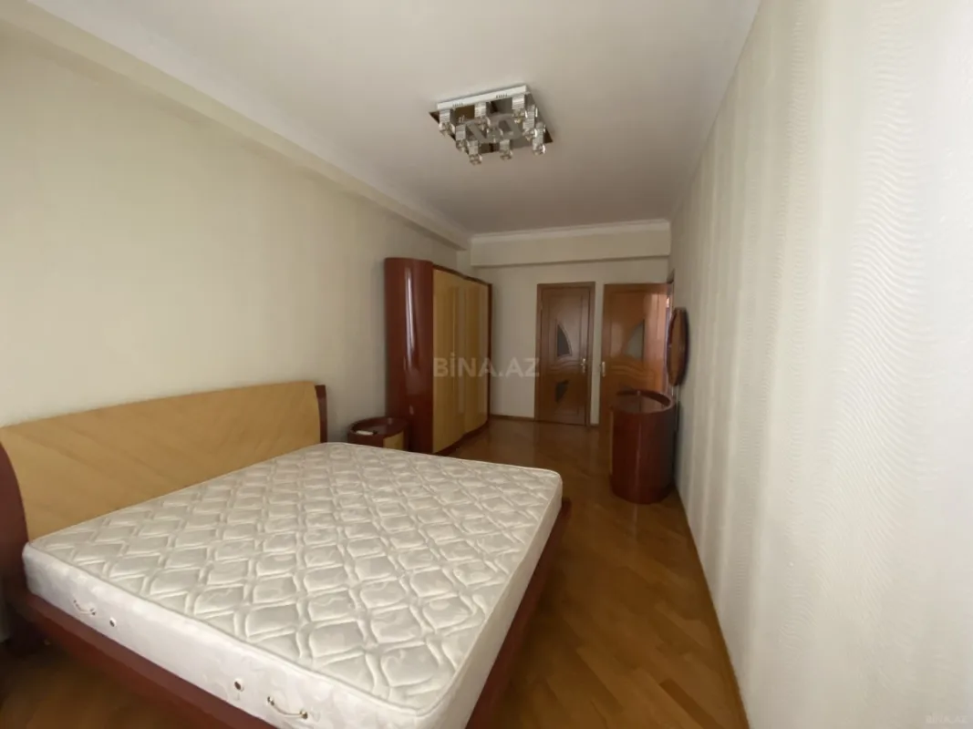 Satılır 4 otaqlı mənzil 190 m²