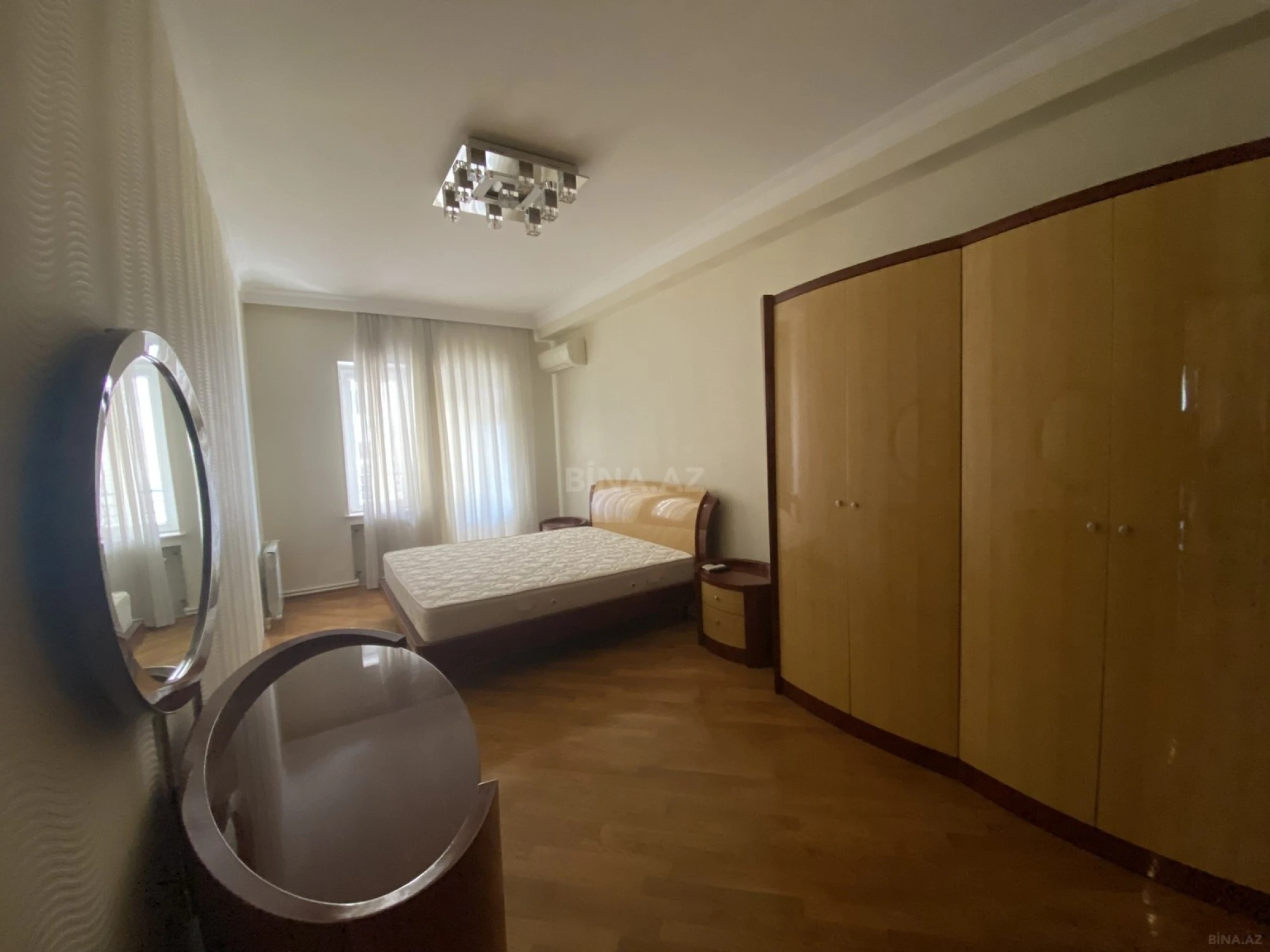 Satılır 4 otaqlı mənzil 190 m²