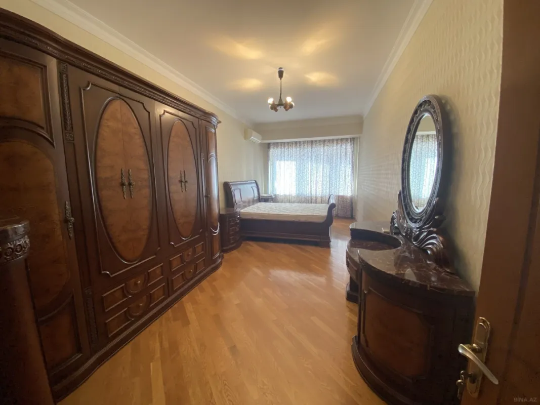 Satılır 4 otaqlı mənzil 190 m²