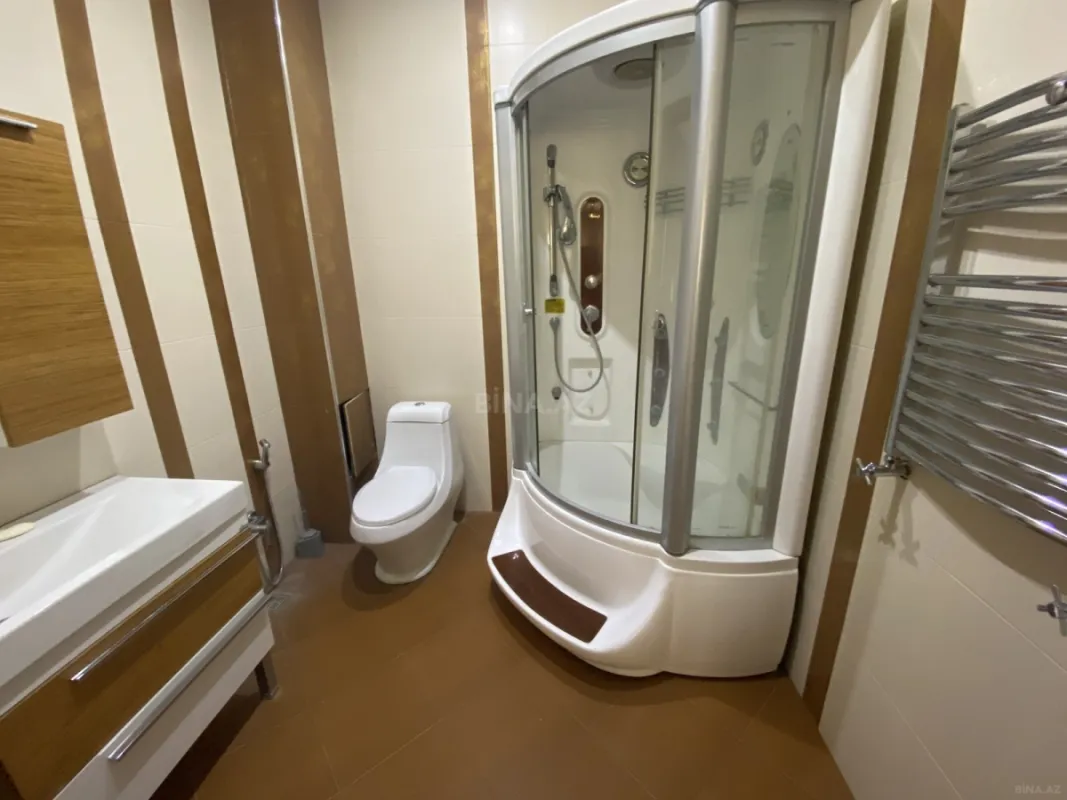 Satılır 4 otaqlı mənzil 190 m²