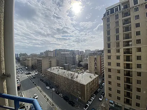 Satılır 4 otaqlı mənzil 190 m²