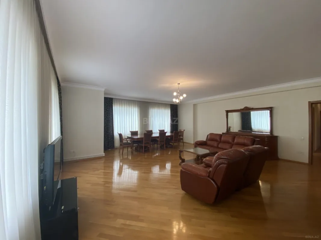 Satılır 4 otaqlı mənzil 190 m²