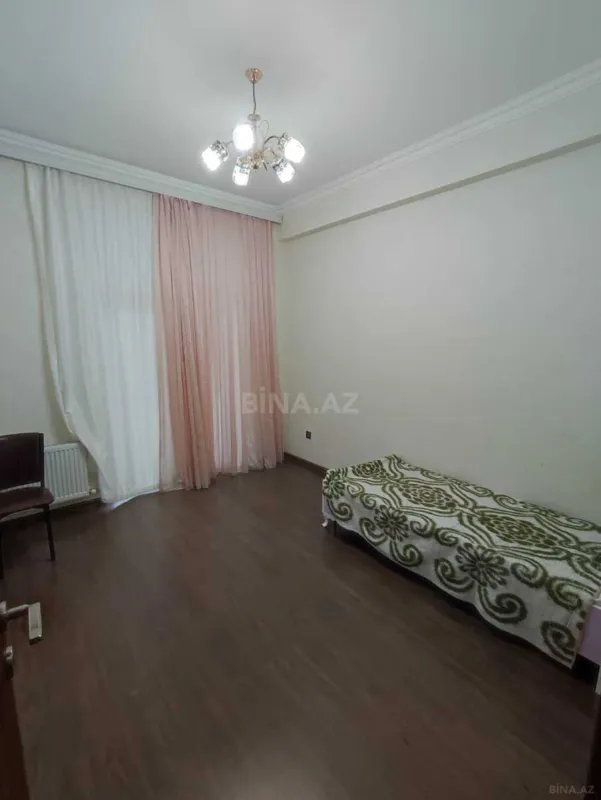 Kirayə verilir 4 otaqlı mənzil 121 m²