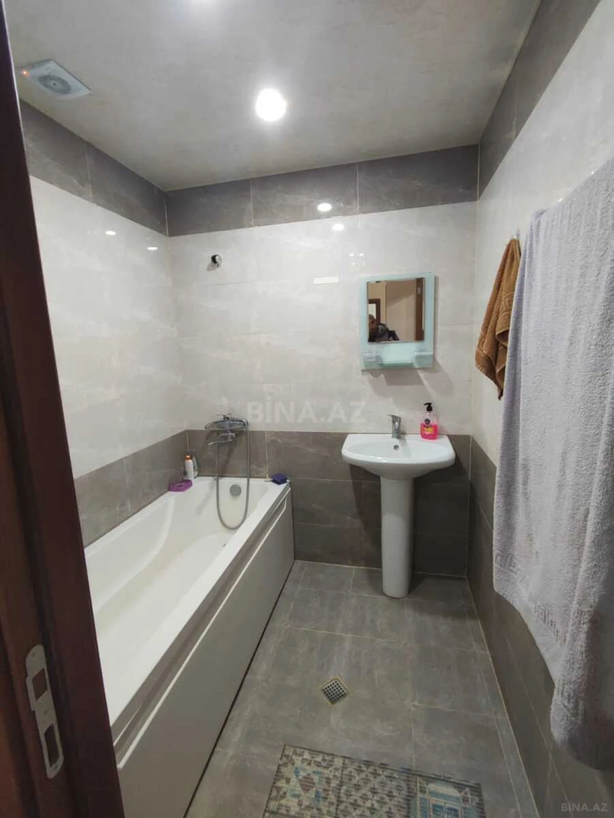 Kirayə verilir 4 otaqlı mənzil 121 m²