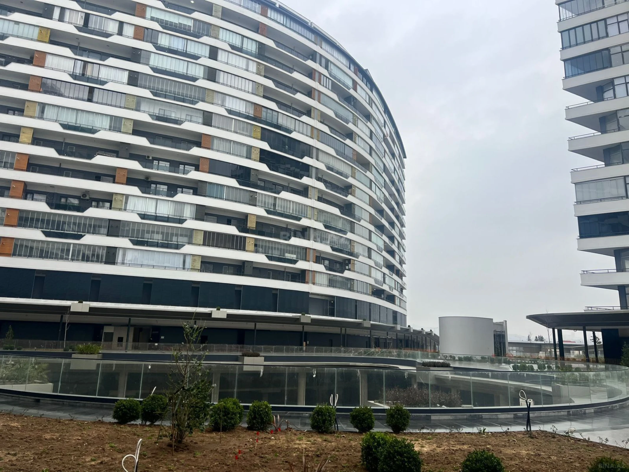 Satılır 4 otaqlı mənzil 166 m²