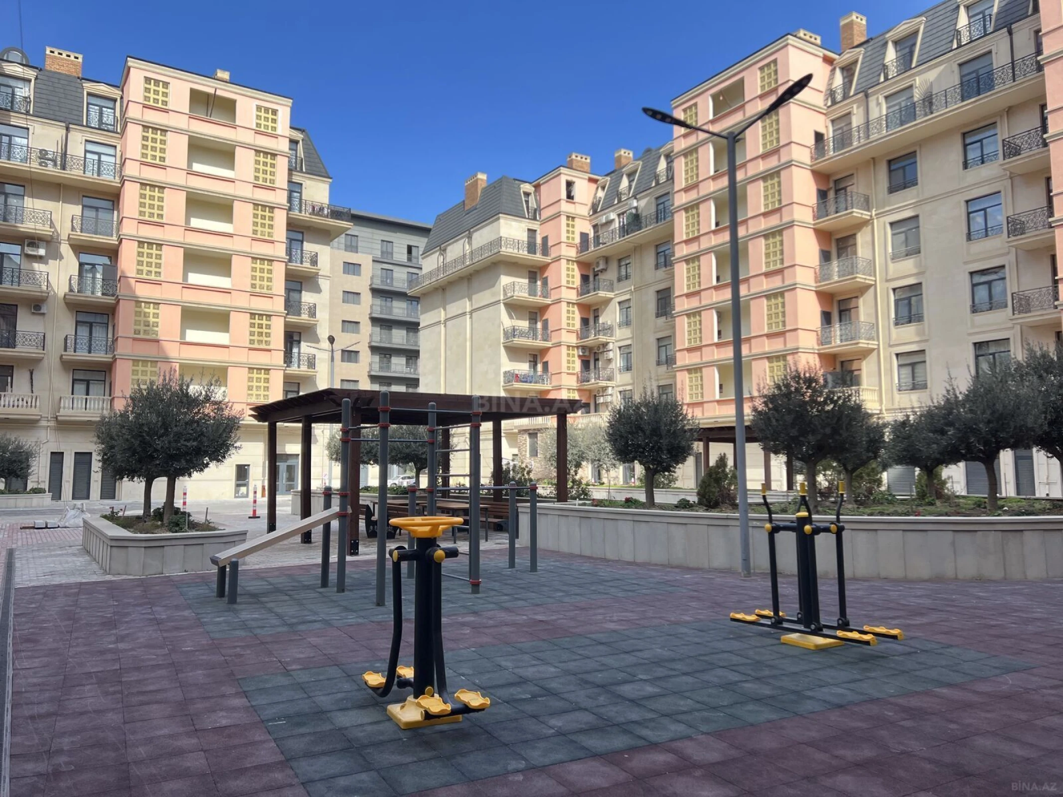 Satılır 4 otaqlı mənzil 160 m²