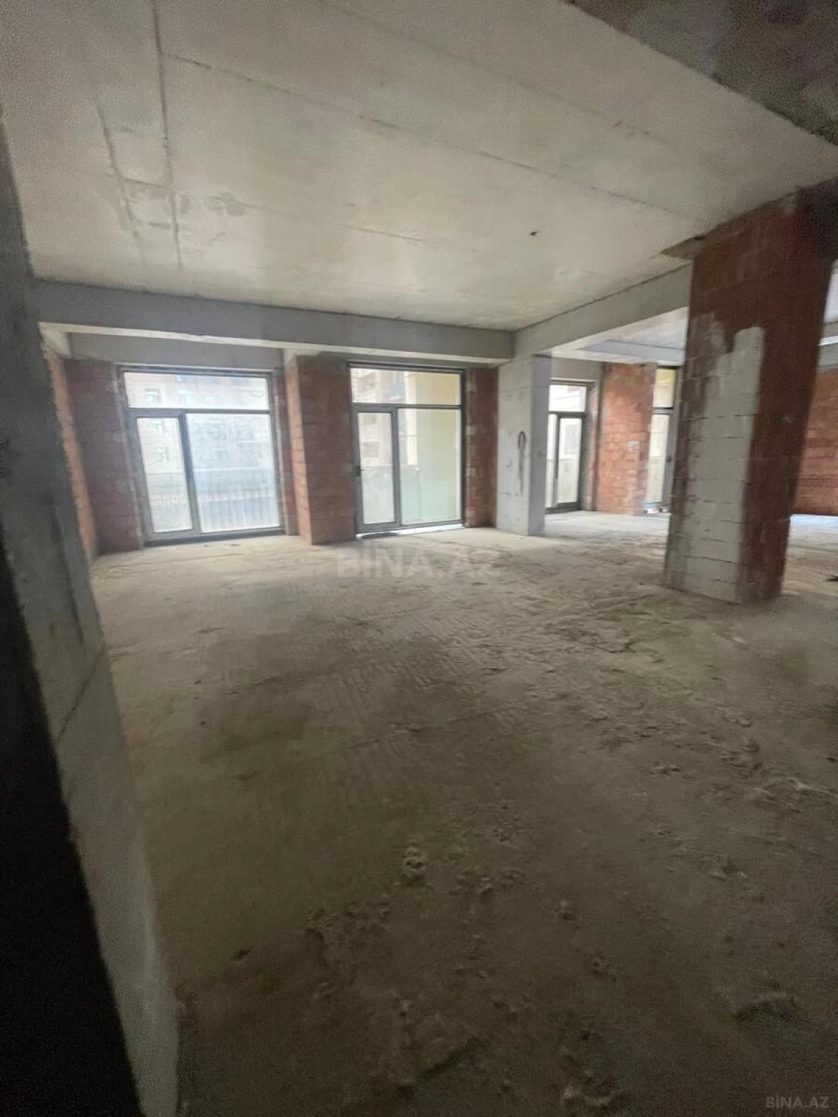 Satılır 4 otaqlı mənzil 157.5 m²