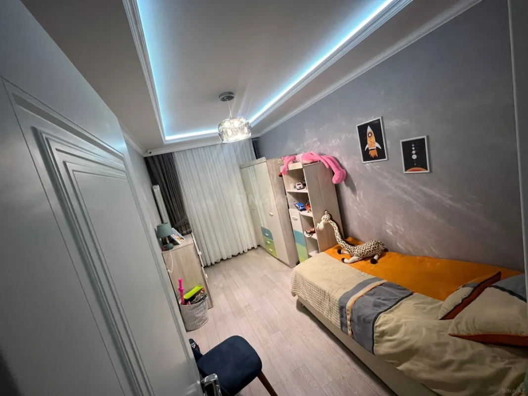 Satılır 4 otaqlı mənzil 146 m²