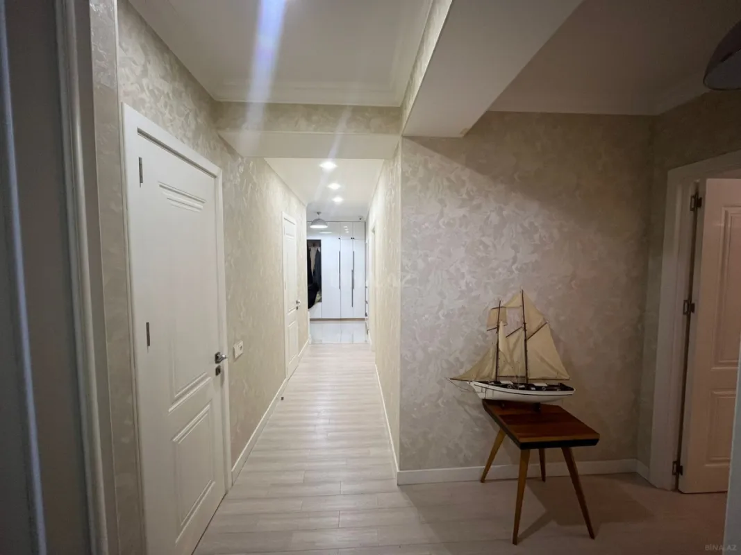 Satılır 4 otaqlı mənzil 146 m²