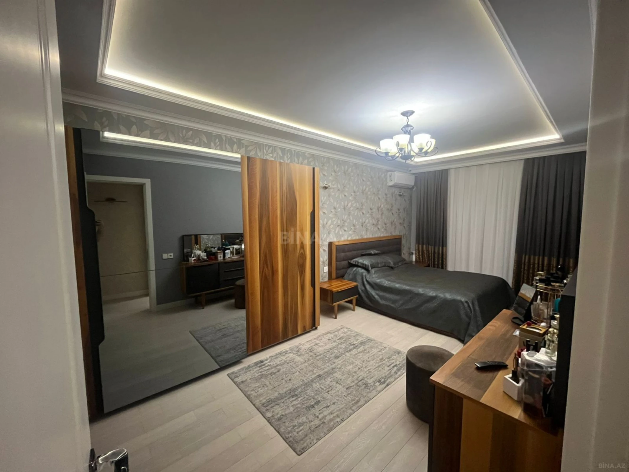 Satılır 4 otaqlı mənzil 146 m²