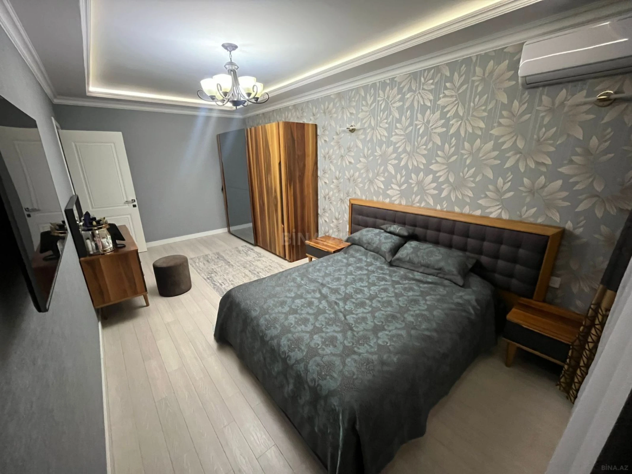 Satılır 4 otaqlı mənzil 146 m²