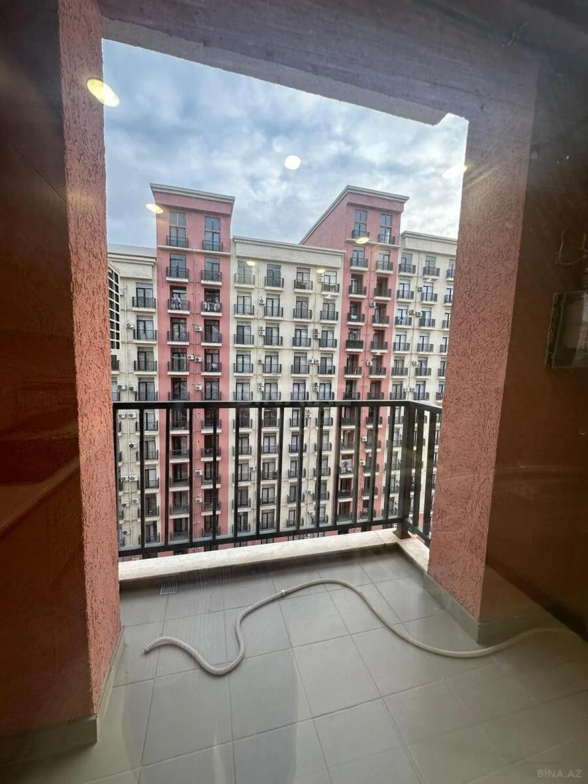 Kirayə verilir 2 otaqlı mənzil 90 m²