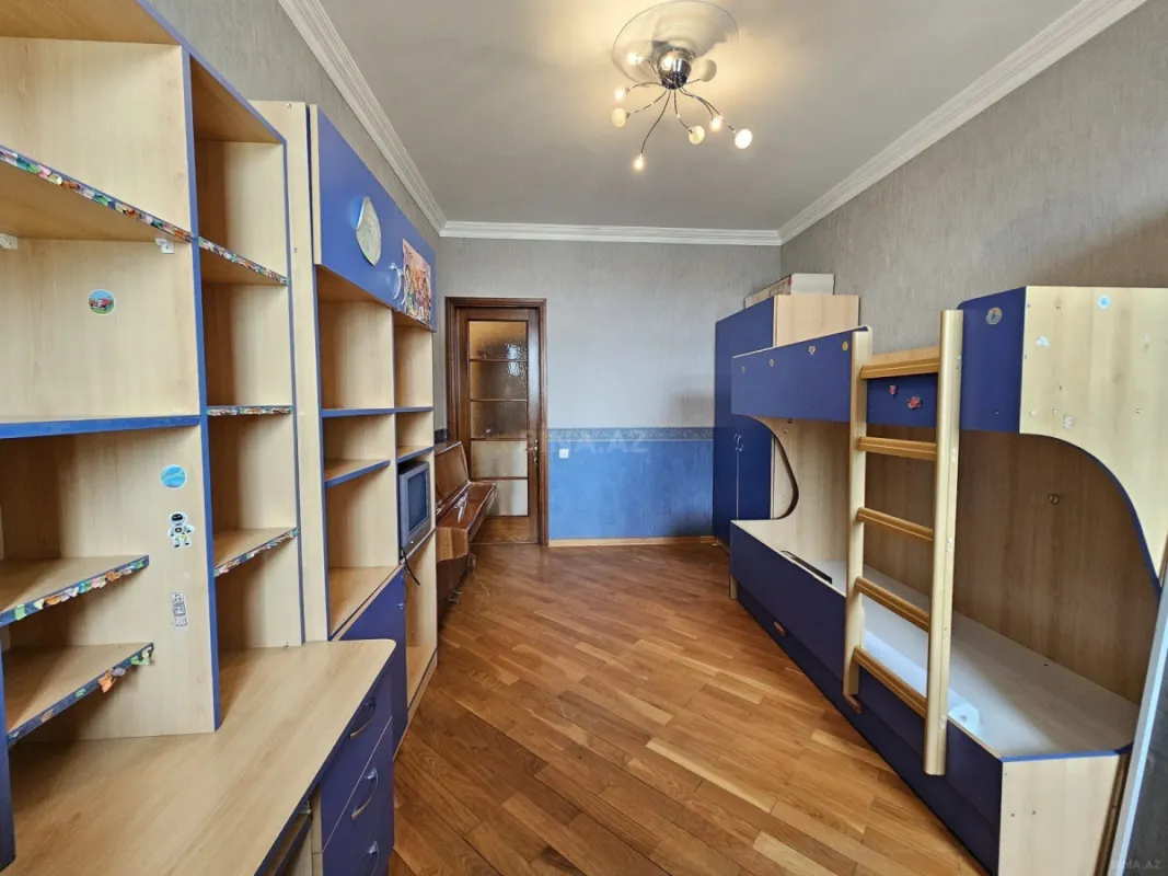 Kirayə verilir 4 otaqlı mənzil 160 m²